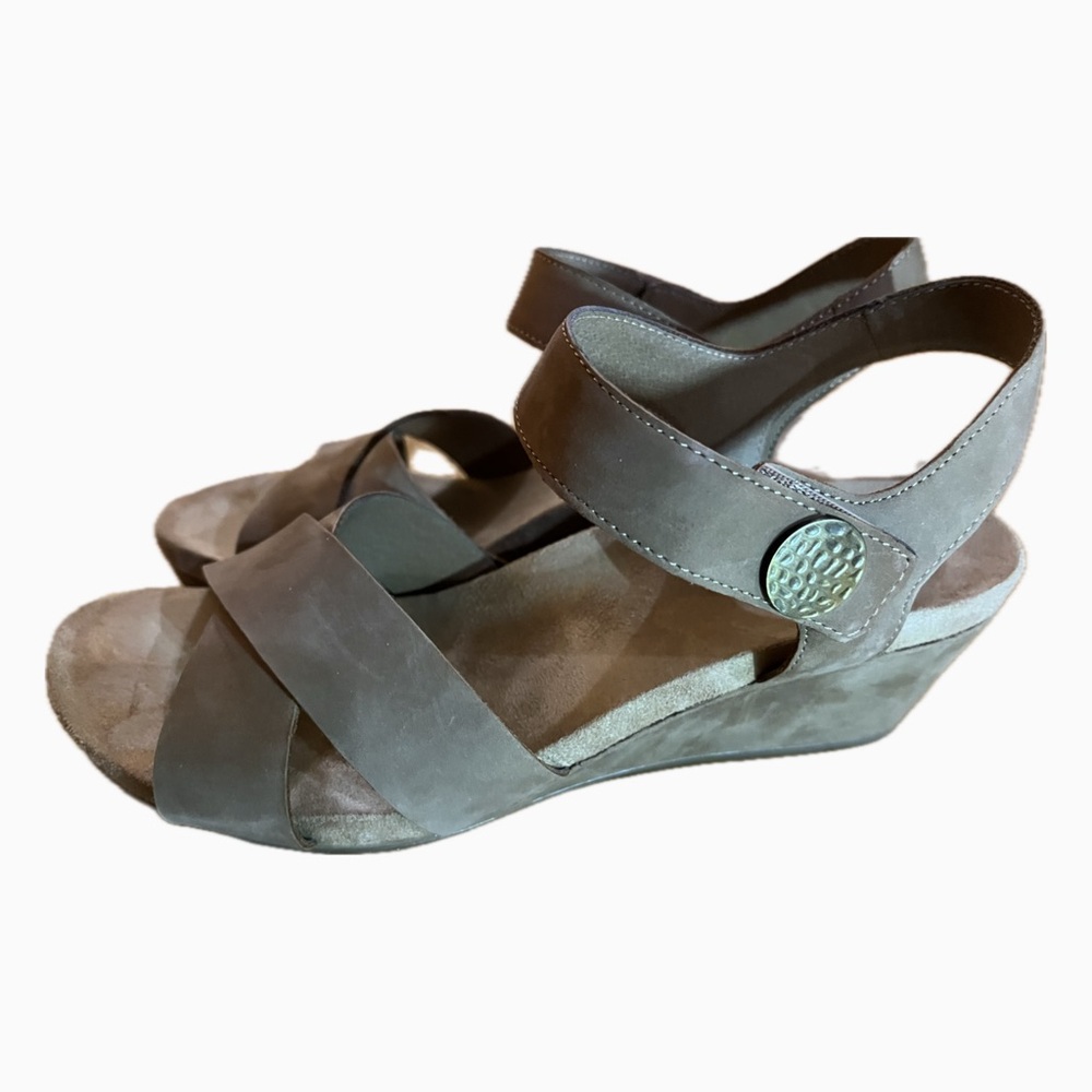 Bjorndal Darcy Women’s Wedge Sandals Tan Leather Upper EUC Size 8 M